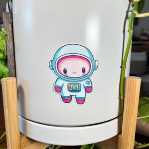 Lindo adesivo de vinil Cosmic Spaceman de 3” – Decalque de astronauta retrô para laptops, carros e muito mais!