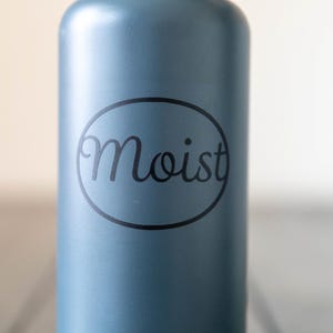 Bold &quot;Moist Vinyl Aufkleber | Lustig Auto Aufkleber | Wasserdicht & langlebig | Laptop, Wasserflasche und Fensterdekor