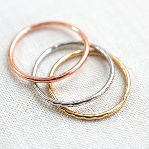 OP VAKANTIE, Mini ring, Sierlijke Micro midi Wit Geel Rose Goud Stapelring, Gehamerde ring, dunne knokkelring afbeelding 3