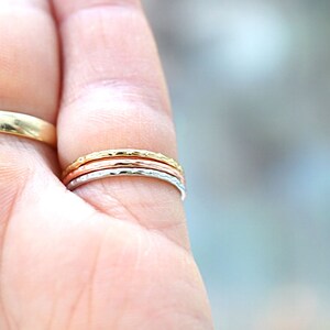 OP VAKANTIE, Mini ring, Sierlijke Micro midi Wit Geel Rose Goud Stapelring, Gehamerde ring, dunne knokkelring afbeelding 5