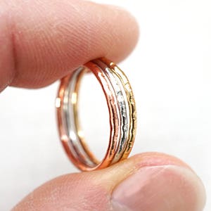 OP VAKANTIE, Mini ring, Sierlijke Micro midi Wit Geel Rose Goud Stapelring, Gehamerde ring, dunne knokkelring afbeelding 1