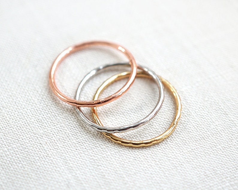 OP VAKANTIE, Mini ring, Sierlijke Micro midi Wit Geel Rose Goud Stapelring, Gehamerde ring, dunne knokkelring afbeelding 3