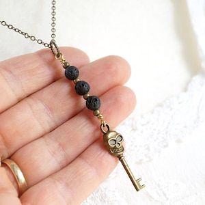 Långt svart lavasten diffusorhalsband dödskalle nyckelhänge trådlindad nyckelring viktoriansk antik nyckel
