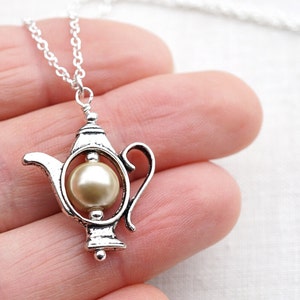 Delicado collar de tetera con perla color champán, cadena de plata de ley, dije de tetera con perla de plata, Alicia en el país de las maravillas