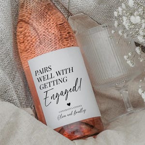 Étiquette de vin de fiançailles, cadeau pour couples nouvellement fiancés, cadeau de fiançailles, cadeau de plan de mariage, idées cadeaux de fiançailles, se mariera bien avec des fiancés, 132