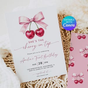 Puede incluir: Dos tarjetas de invitación con temática de cerezas. Una tarjeta tiene el texto "She's the cherry on top" con una ilustración de acuarela de cerezas y un lazo rosa. La otra tarjeta tiene un fondo rosa con un patrón de cerezas. Las tarjetas son para el primer cumpleaños de Amelia.