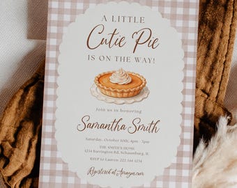 Peut inclure: Une carte d'invitation rectangulaire pour fête prénatale avec une bordure à carreaux vichy marron clair et blanc, illustrée d'une tarte à la citrouille avec de la crème fouettée et le texte A LITTLE Cutie Pie IS ON THE WAY! Samantha Smith.