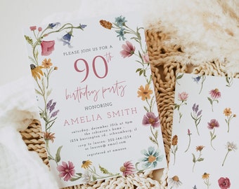 Puede incluir: Una invitación a una fiesta de cumpleaños número 90 con temática floral. La invitación presenta una corona de flores de acuarela y el texto "Por favor, únase a nosotros para una fiesta de cumpleaños número 90 en honor a Amelia Smith".