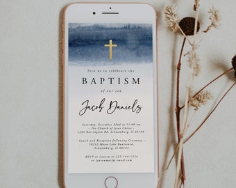 Op de afbeelding: Een smartphone-scherm met een blauwe aquarel achtergrond met een gouden kruis en tekst die luidt "Doe met ons mee om de doop van onze zoon Jacob Daniels te vieren". De tekst bevat de datum, tijd en locatie van de doopceremonie, evenals de locatie van de receptie.