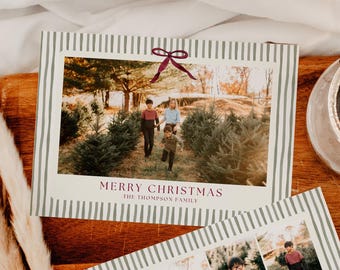 Modello modificabile fai da te per biglietto di Natale Canva, fiocco verde e strisce, paesaggio, orizzontale, stampabile, semplice biglietto di auguri per le vacanze con foto di famiglia, 151
