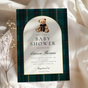 Może przedstawiać: Zaproszenie na baby shower z zielono-złotą kratką. Zaproszenie zawiera ilustrację misia i tekst "Join us for a Baby Shower Celebrating Lauren Thomas". Zawiera również informacje RSVP i rejestrację na Amazon.com.