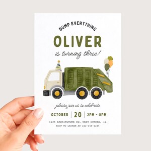 Op de afbeelding: Een witte rechthoekige verjaardagsuitnodiging met een aquarelillustratie van een groene vuilniswagen met een feesthoedje en ballonnen. De tekst luidt: DUMP EVERYTHING OLIVER is turning three! please join us to celebrate OCTOBER 20 2PM-5PM.