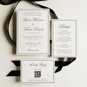 Puede incluir: Elegante juego de invitaciones de boda con cinta negra. La tarjeta principal presenta los nombres Lauren Robinson y Thomas Daniels. Tarjetas adicionales con detalles y c&oacute;digo QR para RSVP. Impreso en papel blanco.