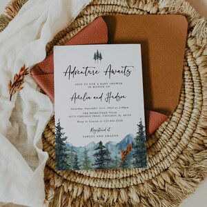 Pu&ograve; includere: Un invito a una festa di benvenuto per il bambino con un'illustrazione ad acquerello di una catena montuosa e una foresta. L'invito recita "Adventure Awaits" ed &egrave; per Arkelia e Hudson. L'evento &egrave; previsto per sabato 21 settembre 2022 alle 14:00 presso The Homestead Ville, 53771 Chicago Trail, Chicago, IL, 60158. RSVP a Lauren al 123.445.2320. La coppia &egrave; registrata presso Target e Amazon.