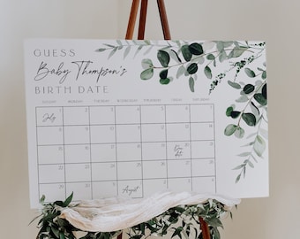 Puede incluir: Un calendario blanco con un diseño floral verde, con el texto "Adivina la fecha de nacimiento del bebé Thompson". El calendario está configurado para julio y agosto, con la fecha de parto marcada el 20 de julio.