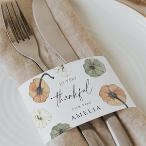 Thanksgiving-Namensserviettenkarten, Kürbis-Namenskarte, Thankful Tag, Friendsgiving-Tag, bearbeitbare Serviettenverpackung, bearbeitbar, Download, Vorlage, 032