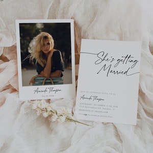 Puede incluir: Una invitaci&oacute;n de boda blanca con texto negro que dice "She's getting Married". La invitaci&oacute;n incluye el nombre de la novia, Amanda Thompson, la fecha y la hora de la boda, y la ubicaci&oacute;n. La invitaci&oacute;n tambi&eacute;n incluye un sitio web para el registro de bodas.