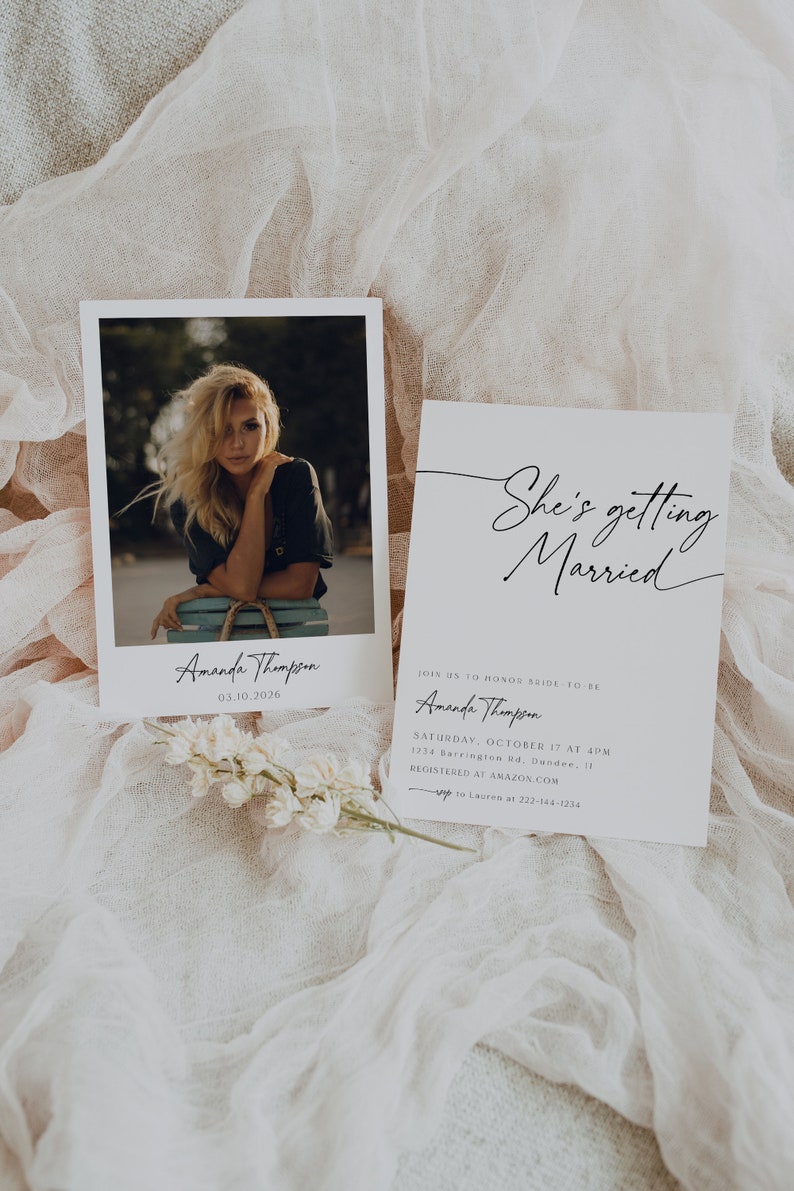 Puede incluir: Una invitaci&oacute;n de boda blanca con texto negro que dice "She's getting Married". La invitaci&oacute;n incluye el nombre de la novia, Amanda Thompson, la fecha y la hora de la boda, y la ubicaci&oacute;n. La invitaci&oacute;n tambi&eacute;n incluye un sitio web para el registro de bodas.