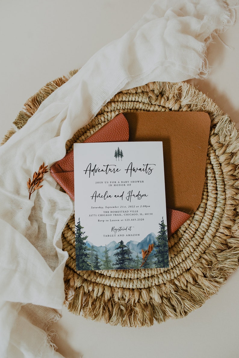 Pu&ograve; includere: Un invito a una festa di benvenuto per il bambino con un'illustrazione ad acquerello di una catena montuosa e una foresta. L'invito recita "Adventure Awaits" ed &egrave; per Arkelia e Hudson. L'evento &egrave; previsto per sabato 21 settembre 2022 alle 14:00 presso The Homestead Ville, 53771 Chicago Trail, Chicago, IL, 60158. RSVP a Lauren al 123.445.2320. La coppia &egrave; registrata presso Target e Amazon.