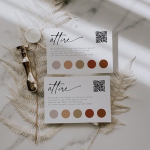 K&ouml;nnte beinhalten: Zwei Karten mit dem Wort "attire" in Kursivschrift. Jede Karte hat einen QR-Code und eine Farbpalette mit f&uuml;nf Kreisen in Braunt&ouml;nen, Beige und Grau. Der Text auf der Karte lautet: "Wir ermutigen unsere Lieblingsmenschen, sich an unserem besonderen Tag in unserer Farbpalette zu kleiden. Schwarze Krawatte optional. F&uuml;r weitere Details scannen Sie bitte den QR-Code."
