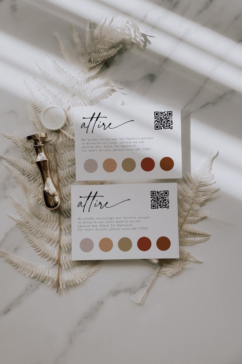 K&ouml;nnte beinhalten: Zwei Karten mit dem Wort "attire" in Kursivschrift. Jede Karte hat einen QR-Code und eine Farbpalette mit f&uuml;nf Kreisen in Braunt&ouml;nen, Beige und Grau. Der Text auf der Karte lautet: "Wir ermutigen unsere Lieblingsmenschen, sich an unserem besonderen Tag in unserer Farbpalette zu kleiden. Schwarze Krawatte optional. F&uuml;r weitere Details scannen Sie bitte den QR-Code."