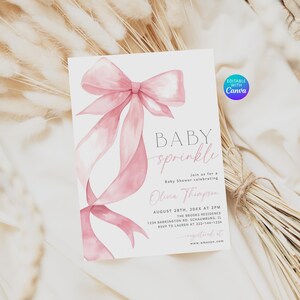 Pu&ograve; includere: Un biglietto d'invito per baby shower con un design ad acquerello di fiocco e nastro rosa. Il testo "BABY sprinkle" &egrave; visualizzato, insieme ai dettagli dell'evento. Il biglietto &egrave; ambientato su uno sfondo di fiori secchi e tessuto.