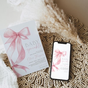 Pu&ograve; includere: Un invito per un baby sprinkle con un design a fiocco rosa ad acquerello. L'invito mostra il testo "BABY sprinkle" e i dettagli dell'evento. Uno smartphone mostra lo stesso design. La scena include elementi decorativi.