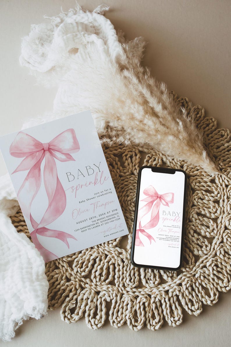 Pu&ograve; includere: Un invito per un baby sprinkle con un design a fiocco rosa ad acquerello. L'invito mostra il testo "BABY sprinkle" e i dettagli dell'evento. Uno smartphone mostra lo stesso design. La scena include elementi decorativi.