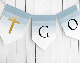 Puede incluir: Una pancarta de acuarela azul y blanca con la palabra "GO" y una cruz dorada. La pancarta está colgada en un fondo de madera blanca.