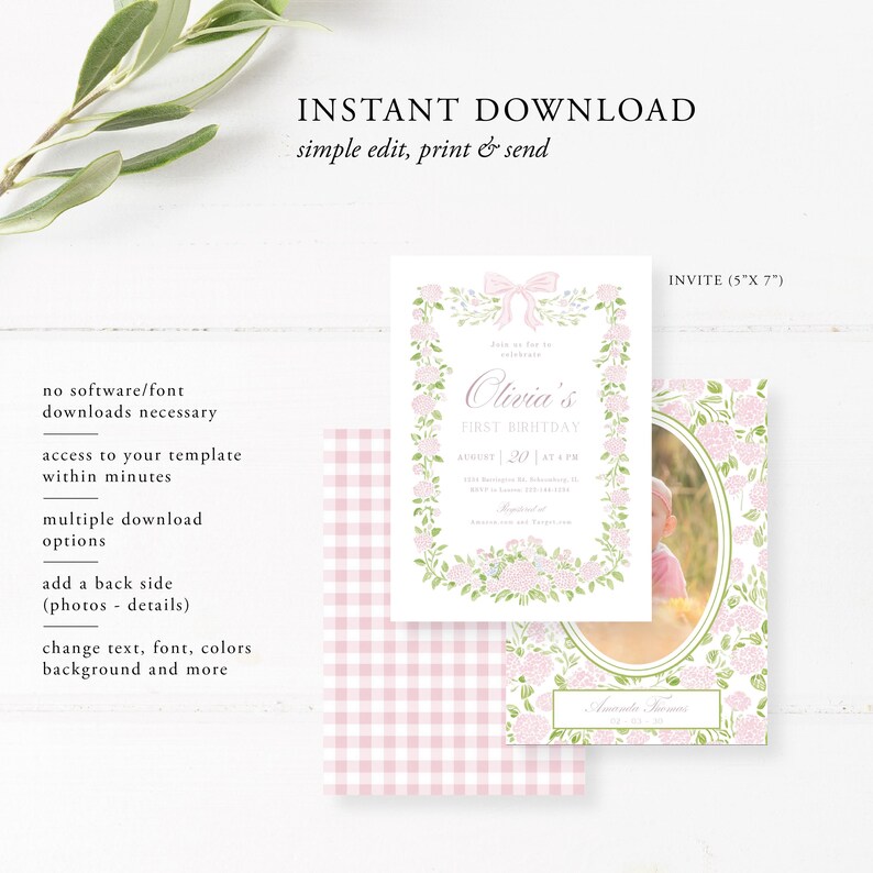 K&ouml;nnte beinhalten: Druckbare Einladungen mit floralem Design. Die Hauptkarte zeigt eine rosa Schleife und einen floralen Rahmen mit dem Text "Olivia's First Birthday". Enth&auml;lt ein rosa Vichy-Muster und eine Fotokarte.