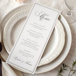 Pode incluir: Um cartão de menu formal com uma borda preta e uma escrita elegante. O menu é colocado em um prato branco com uma borda decorativa, ao lado de um guardanapo dobrado e uma taça de vinho. O menu lista uma refeição de vários pratos.