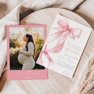 Pu&ograve; includere: Un invito per un baby shower e una scheda fotografica con una persona incinta. L'invito ha un fiocco rosa e le parole "Baby Sprinkle". La scheda fotografica ha un bordo rosa e il nome "Olivia Thompson".