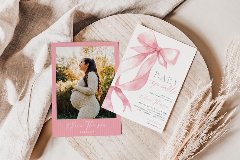 Pu&ograve; includere: Un invito per un baby shower e una scheda fotografica con una persona incinta. L'invito ha un fiocco rosa e le parole "Baby Sprinkle". La scheda fotografica ha un bordo rosa e il nome "Olivia Thompson".