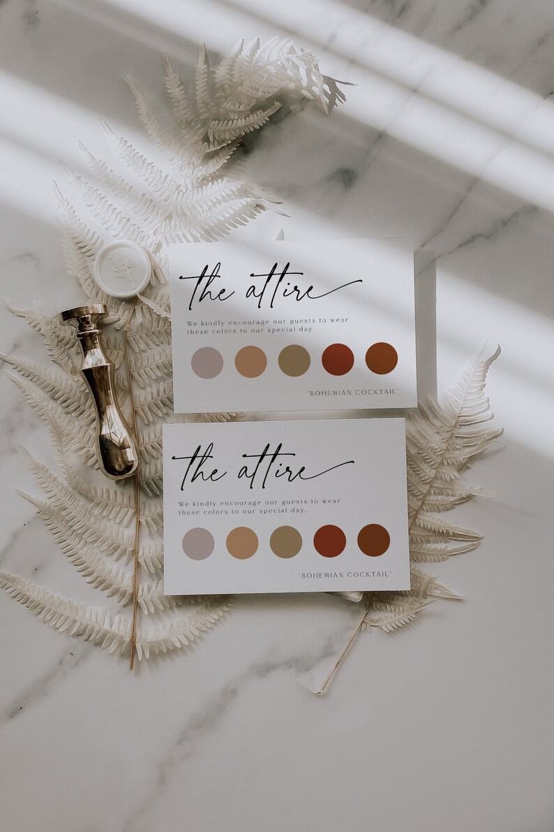 以下が含まれることがあります： 「the attire」というテキストと、茶色、ベージュ、赤の色合いの5つの円からなるカラーパレットが書かれた2枚のカード。カラーパレットの下には「BOHEMIAN COCKTAIL」というテキストが印刷されている。