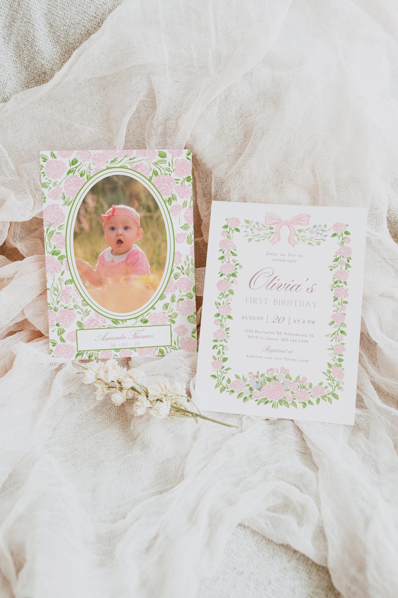K&ouml;nnte beinhalten: Zwei Einladungskarten zum ersten Geburtstag eines Babys. Eine zeigt ein Foto in einem floralen Rahmen, die andere hat den Text "Olivias First Birthday" mit Datum und Uhrzeit. Beide sind mit rosa Blumen und einer rosa Schleife verziert.
