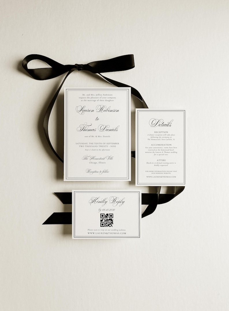 Puede incluir: Elegante juego de invitaciones de boda con cinta negra. La tarjeta principal presenta los nombres Lauren Robinson y Thomas Daniels. Tarjetas adicionales con detalles y c&oacute;digo QR para RSVP. Impreso en papel blanco.