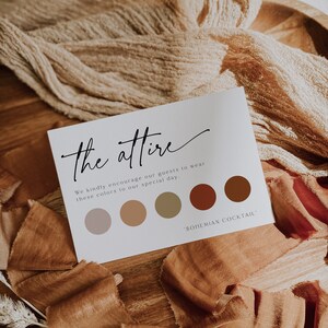 以下が含まれることがあります： 黒い筆記体で「the attire」と書かれた白いカード。カードには、「We kindly encourage our guests to wear these colors to our special day.」というテキストと、茶色、ベージュ、グレーの色の4つの見本も含まれています。「BOHEMIAN COCKTAIL」というテキストは、色の見本の下に印刷されています。