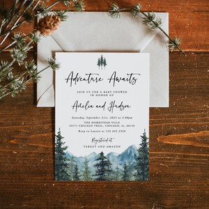 Pu&ograve; includere: Un biglietto bianco con testo nero che annuncia una baby shower per Arhelia e Hudson. Il testo recita "Adventure Awaits" e include la data, l'ora e il luogo dell'evento. Il biglietto &egrave; decorato con un'illustrazione ad acquerello di una catena montuosa e pini.