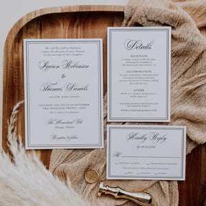Puede incluir: Conjunto de invitaciones de boda con caligraf&iacute;a elegante en tarjetas blancas. El conjunto incluye una invitaci&oacute;n, una tarjeta de detalles y una tarjeta de confirmaci&oacute;n de asistencia, todas con borde negro. Tambi&eacute;n hay un sello de cera dorado y un bol&iacute;grafo dorado.