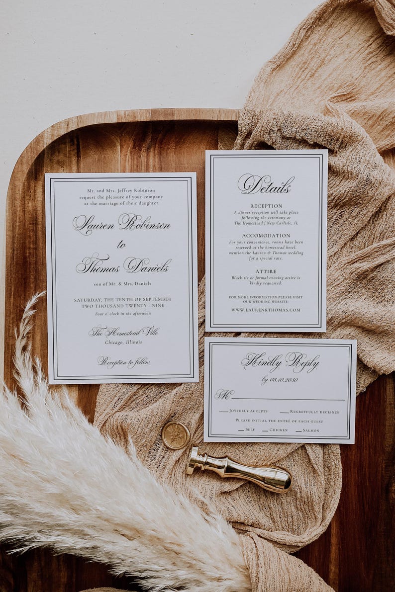 Puede incluir: Conjunto de invitaciones de boda con caligraf&iacute;a elegante en tarjetas blancas. El conjunto incluye una invitaci&oacute;n, una tarjeta de detalles y una tarjeta de confirmaci&oacute;n de asistencia, todas con borde negro. Tambi&eacute;n hay un sello de cera dorado y un bol&iacute;grafo dorado.