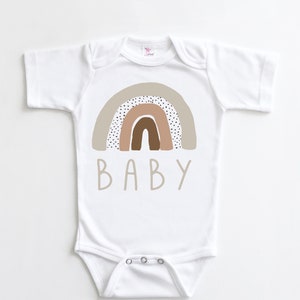 Regenbogen-Baby-Ankündigungs-Shirt und Bodys, geschlechtsneutrales Babygeschenk, gepunkteter Regenbogen, skandinavischer Regenbogen, Babyname Bild 2