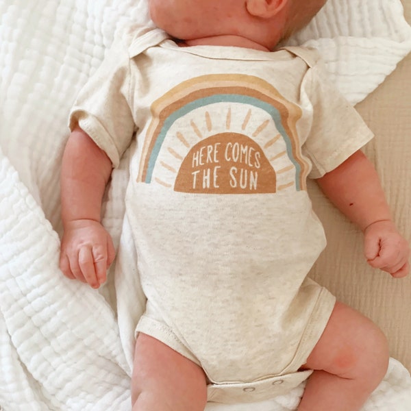 Regenbogen Baby Body, kommt die Sonne, Geschenk, Regenbogen Shirt, Baby-Dusche-Geschenk, neues Baby, Babykleidung, Gender Neutral, Haferflocken