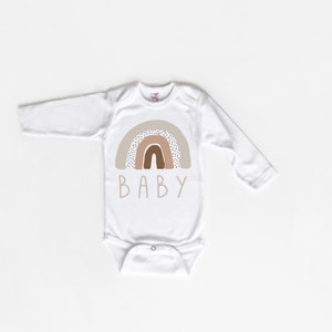 Regenbogen-Baby-Ankündigungs-Shirt und Bodys, geschlechtsneutrales Babygeschenk, gepunkteter Regenbogen, skandinavischer Regenbogen, Babyname Bild 8