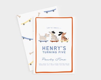 Op de afbeelding: Een witte uitnodiging met een oranje rand toont drie cartoonhonden op skateboards. De tekst luidt "HENRY'S TURNING FIVE" en "Pawty Time". Een bijpassende kaart met skateboards en botten staat op de achtergrond.
