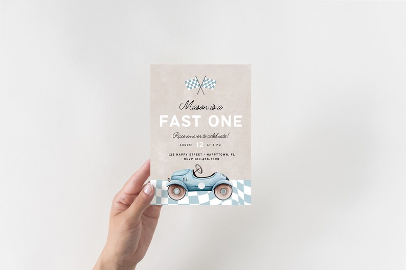 Op de afbeelding: Een blauwe en witte racewagen-thema verjaardagsuitnodiging met de tekst "Mason is a FAST ONE" en "Race on over to celebrate!"  12 augustus om 16:00 uur. 123 Happy Street - Happytown, FL. RSVP 123.456.7890.