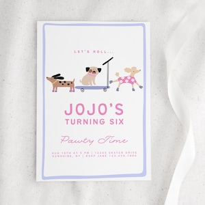 Pode incluir: Um convite branco com uma borda azul clara apresenta três cães de desenho animado e o texto "JOJO'S TURNING SIX". O convite inclui a frase "Pawty Time" e os detalhes do evento. Uma fita branca está no fundo.