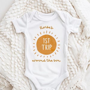 Erster Geburtstags-Strampler, erste Reise um die Sonne, erste Reise um die Sonne, Gender Neutral, 1. Geburtstag Outfit, Sonnengeburtstag, erster Geburtstag