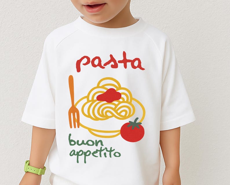 Op de afbeelding: Wit T-shirt met een pasta-thema. Het ontwerp toont het woord "pasta" in het rood, een bord spaghetti met rode saus, een tomaat, een vork en de woorden "buon appetito" in het groen.