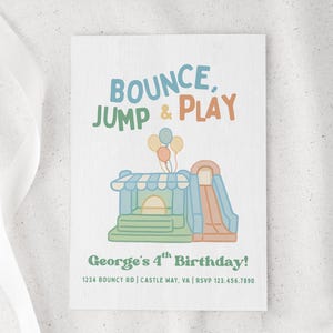 以下が含まれることがあります： 白地の招待状で、青、緑、オレンジ色の「BOUNCE, JUMP & PLAY」の文字が書かれています。滑り台と風船が付いた、バウンスキャッスルの漫画イラストが特徴です。「George's 4th Birthday!」の文字も表示されています。