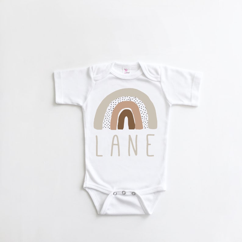 Camisa y bodys de anuncio de bebé arco iris Género neutro regalo de bebé, arco iris manchado, arco iris escandinavo, nombre del bebé imagen 7